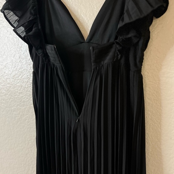 NWOT Ideal Occasion Black Pleated Flutter Sleeve Backless Maxi Dress - Picture 8 of 9